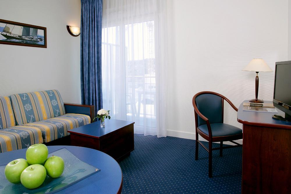Terres De France - Appart'Hotel La Roche-Posay Esterno foto